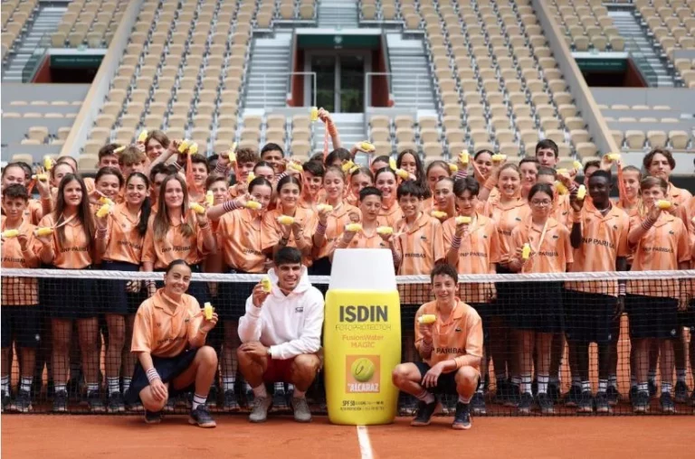 El tenista Carlos Alcaraz conciencia a los 'ballkids' de Roland Garros para fotoprotegerse del sol