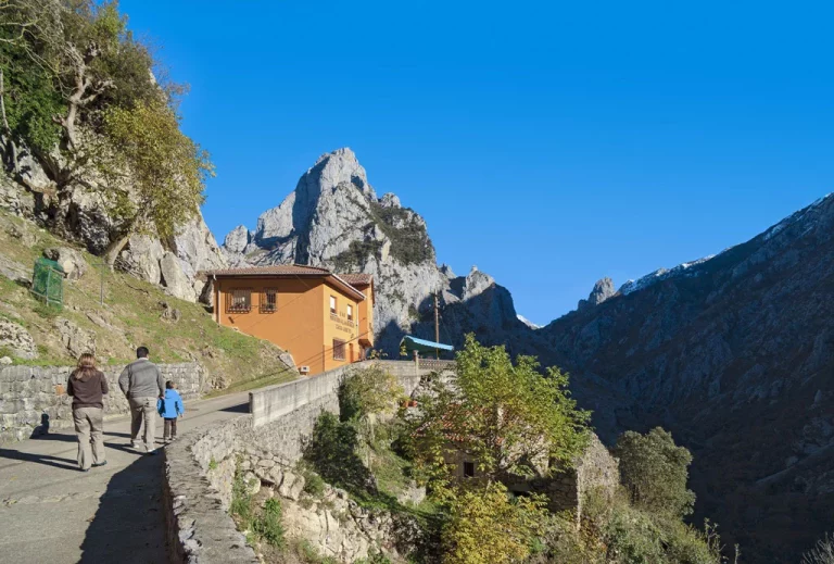 Descubre Carmarmeña, el pueblo de Asturias que amarás por estos 3 motivos