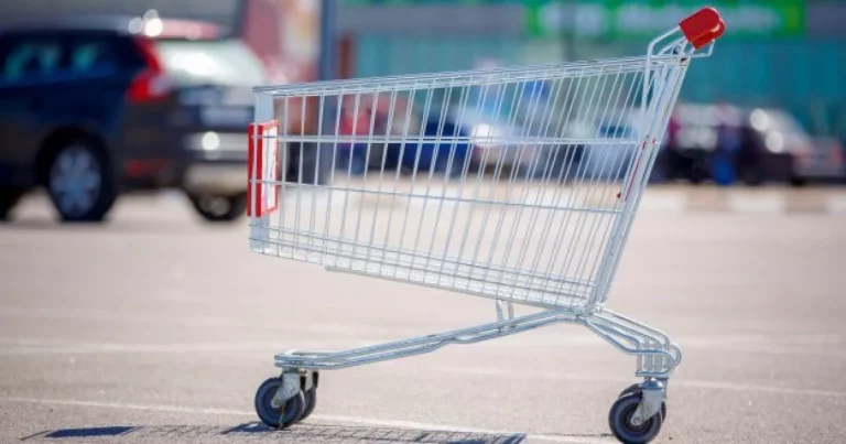 Adiós a los carritos de la compra de siempre: así funcionan los nuevos carros inteligentes en los supermercados