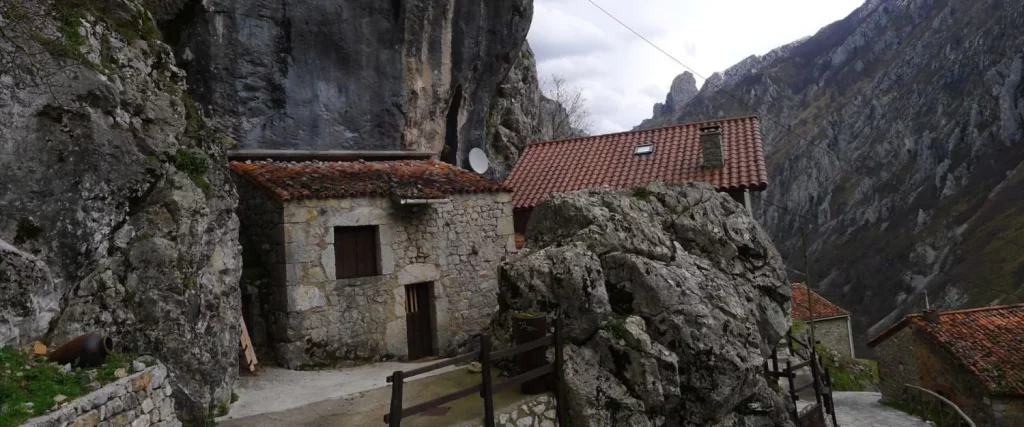 Descubre Carmarmeña, el pueblo de Asturias que amarás por estos 3 motivos 1 ¿Qué se puede ver en el pueblo de Carcarmeña?