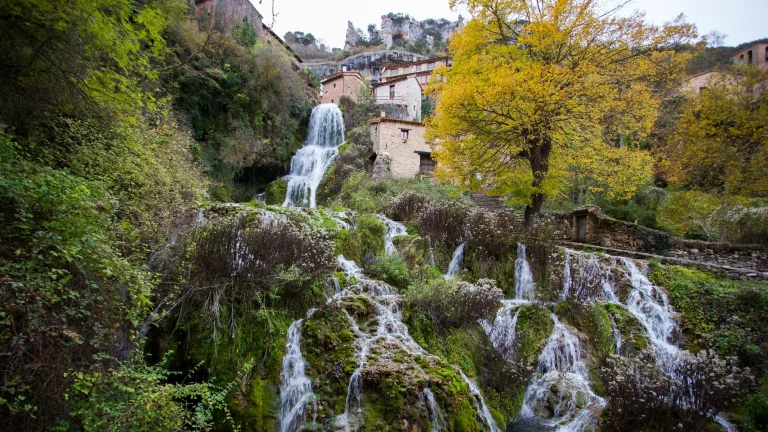Conoce al único pueblo cascada medieval de España que debes conocer