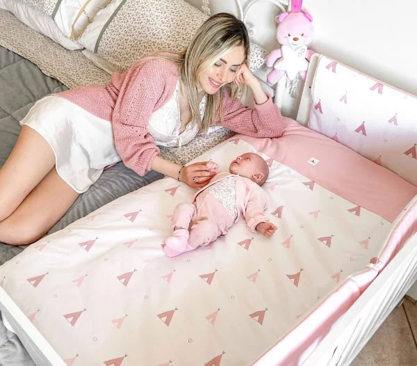 El motivo de la tendencia de las cunas colecho y hasta qué edad se recomienda usarlas 1 colecho seguro bebe en cama de matrimonio