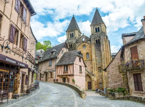 conque-pueblo-medieval-frances-coches Descubre Conques, el pueblo Medieval francés que no permite coches