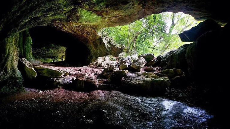 Descubre las Cuevas de Zugarramurdi, el pueblo de Navarra con historias de brujas, maleficios y más
