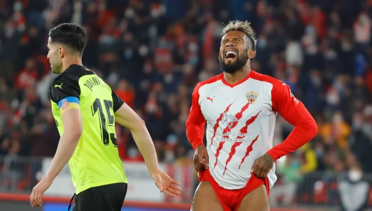 La mujer de Dyego Sousa estampa su Ferrari en Cibeles