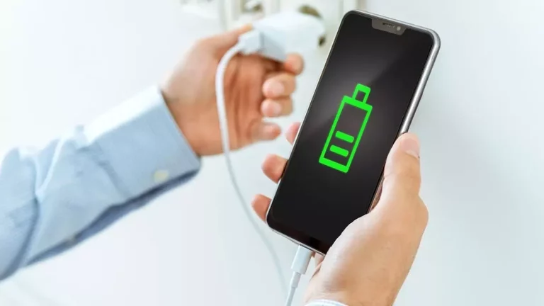 El error que cometes todos los días al cargar tu móvil y cómo solucionarlo