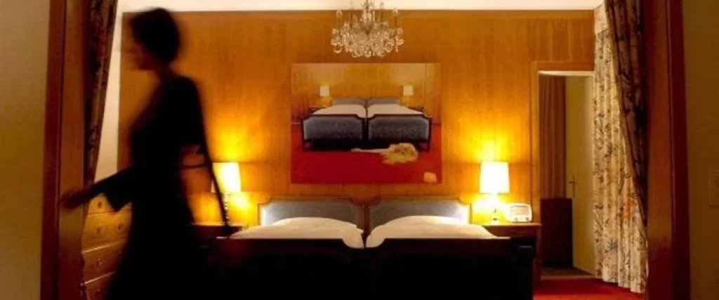 Así te espían en los espejos de los hoteles ¡Como evitarlo! 2 Otros consejos para saber si en los hoteles te están espiando