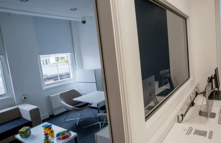 Así te espían en los espejos de los hoteles ¡Como evitarlo!