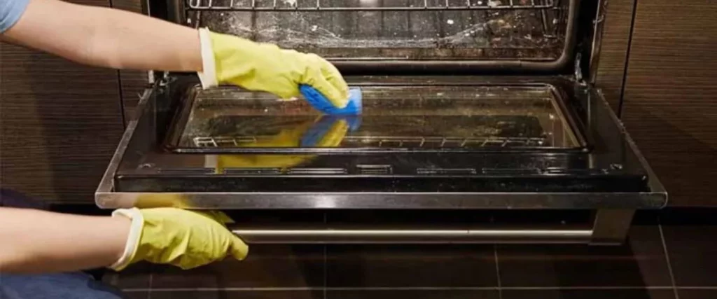 La pasta de dientes sirve para tu horno: El truco para quitar la grasa que sorprende 1 horno