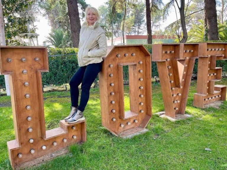 Irina Esquembri saca su obra ‘Ninotlandia’, una antología emocional que incita a la meditación creativa y al autoconocimiento