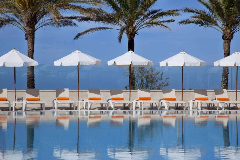 ¿Dónde encontrar una amplia oferta de tumbonas de plástico? Real Hostelería