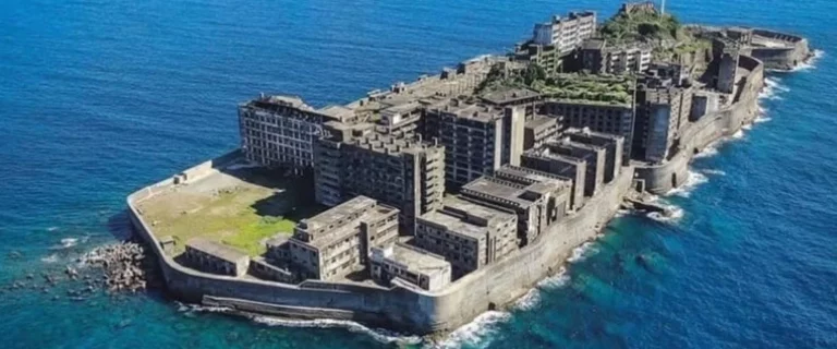 Descubre la isla Hashima: Tiene forma de barco y fue abandonada por una curiosa razón Descubre la isla Hashima: Tiene forma de barco y fue abandonada por una curiosa razón