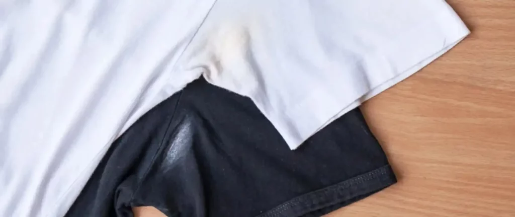 Cómo eliminar las manchas de sudor de tu ropa clara y oscura 1 Un truco sencillo para eliminar las manchas de la ropa