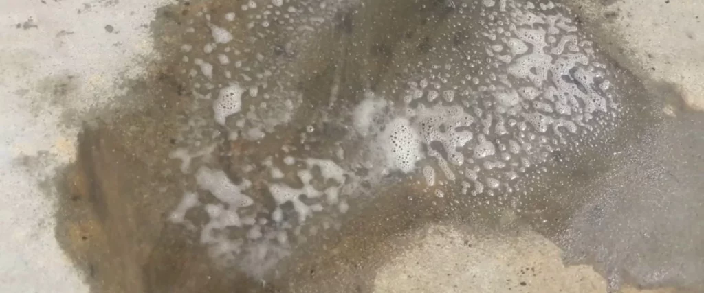 Dos métodos sencillos para eliminar las manchas de aceite de tu suelo