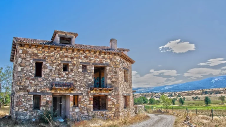 Descubre Matandrino, un pueblo español a la venta que te sorprenderá