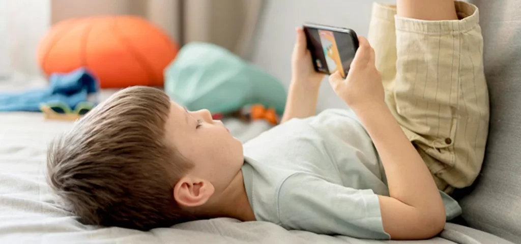 Antes de pasarle el móvil a tu hijo, asegúrate de hacer esto primero 1 El móvil y los niños, un caso cada vez más frecuente