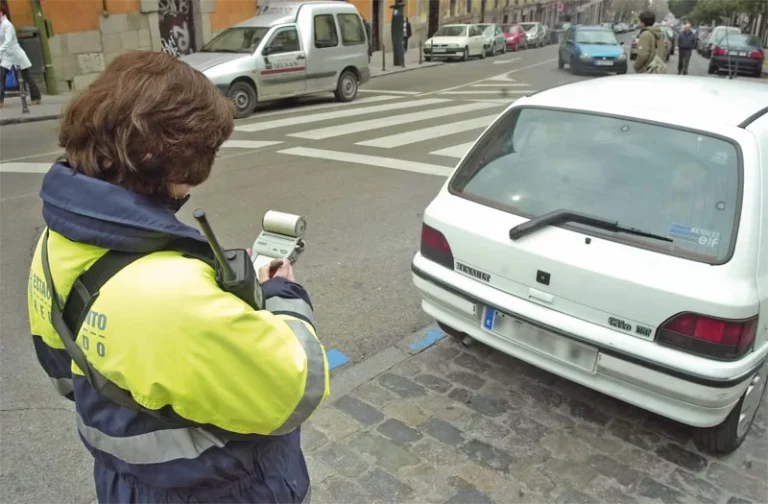 No solo la DGT te multa: fíjate bien en estas sanciones de las zonas de aparcamiento regulado