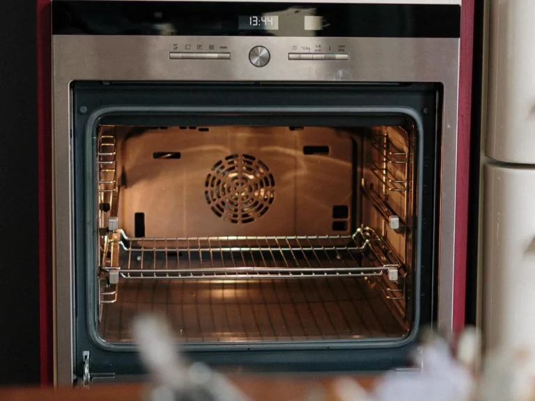 La pasta de dientes sirve para tu horno: El truco para quitar la grasa que sorprende