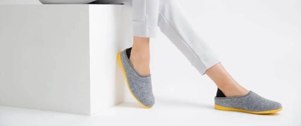 ¿Zapatos apretados? El truco infalible para aliviar el dolor de pies en casa 2 Elige unos zapatos apropiados para que tus pies estén mejor