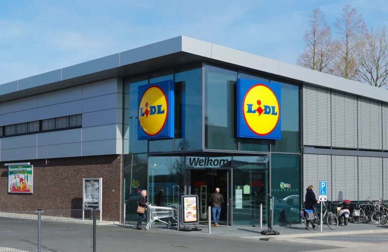 Lidl revienta el mercado con un cargador para todo a la vez: smartphone, auriculares, smartwatch y más