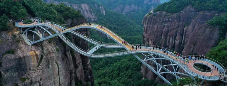 Los 3 puentes más raros del mundo que desafían el vértigo