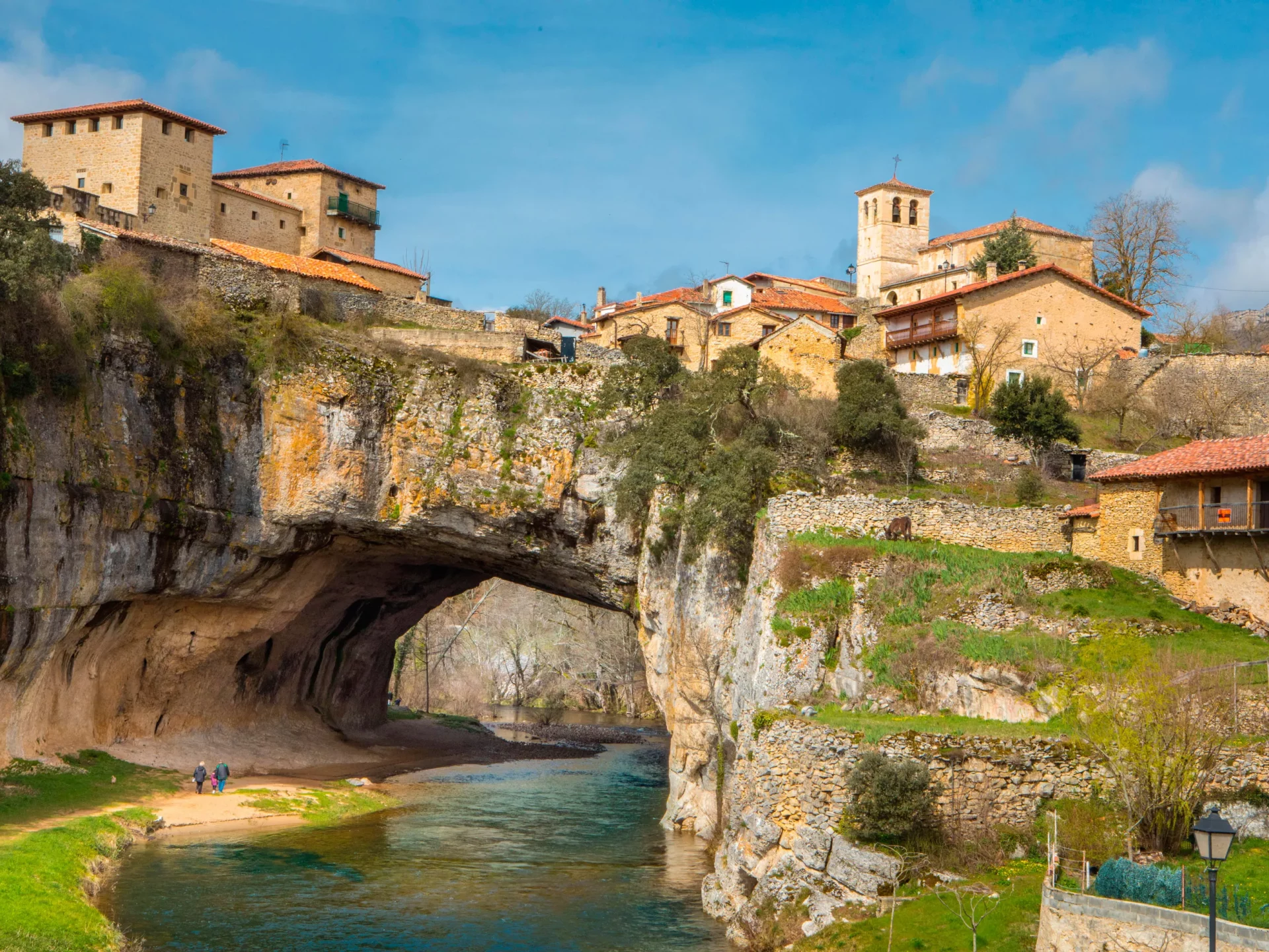 Descubre Puentedey, el pueblo de Burgos que vive sobre un puente natural y te encantará
