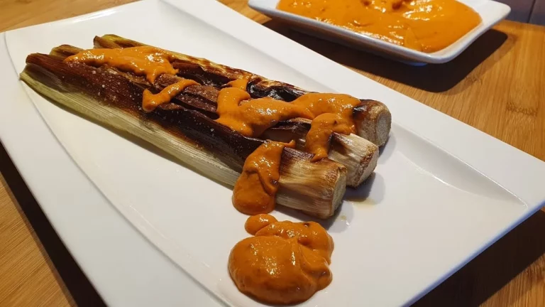 Puerros asados al horno con salsa romesco, la mejor forma de comer sano y rico