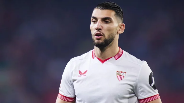 Rafa Mir responde con contundencia los ataques de la afición del Sevilla FC