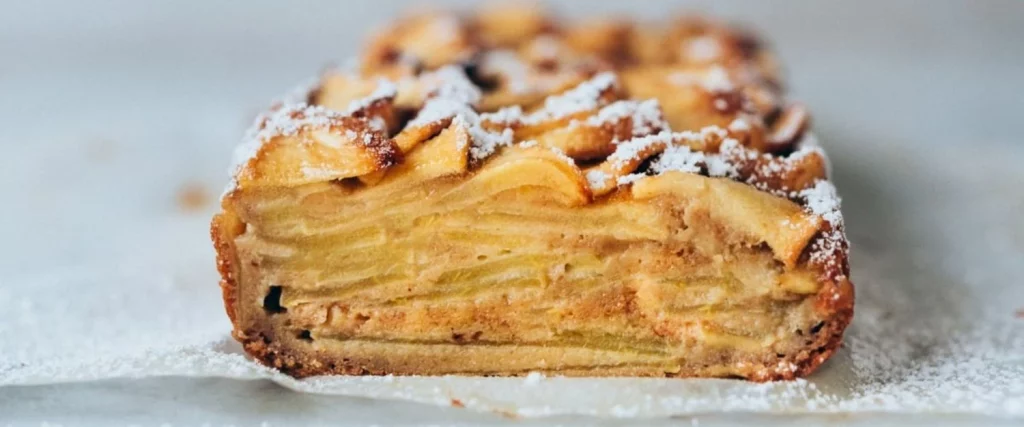 El toque final para tener una rica torta de manzana sobre la mesa