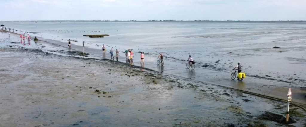 Así es la carretera que desaparece 2 veces al día 2 La carretera que conecta a Holy con el país