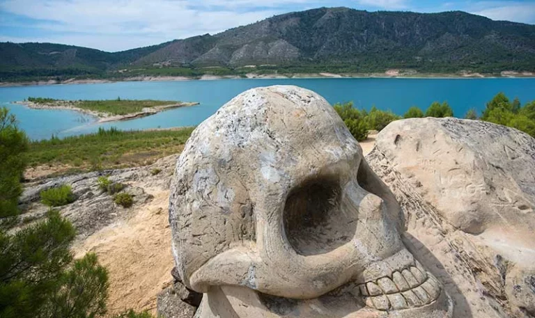 Descubre la Ruta de las Caras, un sitio que combina el senderismo y el terror