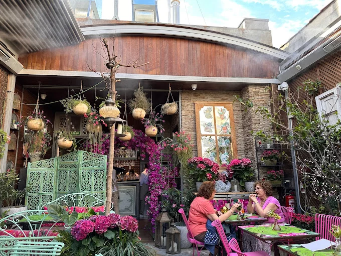 Tiktoker muestra el sitio secreto en Madrid ‘sacado de un cuento’ para tomar copas