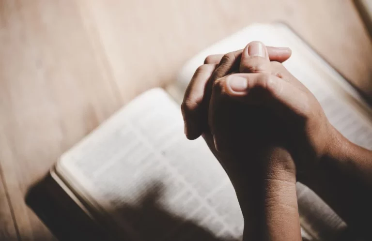 Médicos de Zaragoza alertan de una secta que afirma que la oración es capaz de curar enfermedades incurables