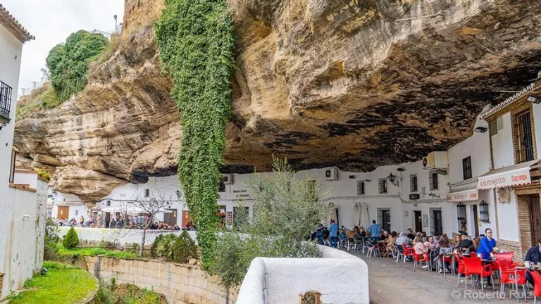 Explora Setenil de las Bodegas, un pueblo incrustado entre rocas que amarás