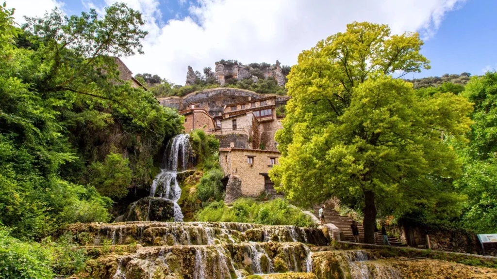 Conoce al único pueblo cascada medieval de España que debes conocer 2 ¿Qué puede hacerse en este pueblo tan maravilloso?