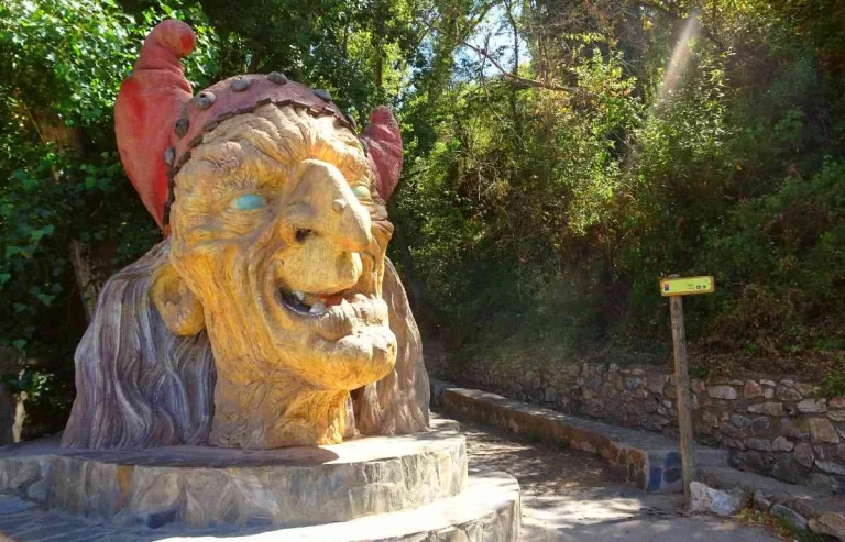 Descubre Soportújar, el enigmático pueblo que es considerado como el más raro de España Descubre Soportújar, el enigmático pueblo que es considerado como el más raro de España