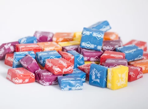Sugus: la historia prohibida del caramelo que España masticó durante el franquismo (y que sigue escondiendo secretos) Sugus: la historia prohibida del caramelo que España masticó durante el franquismo (y que sigue escondiendo secretos)