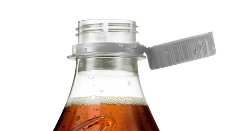 ¿Harto de los tapones pegados a las botellas de Coca Cola o agua? El dinero está detrás de todo