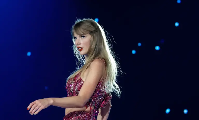 La letra 'de locos' que Taylor Swift bordó en los pañuelos de su boda y que ya es viral
