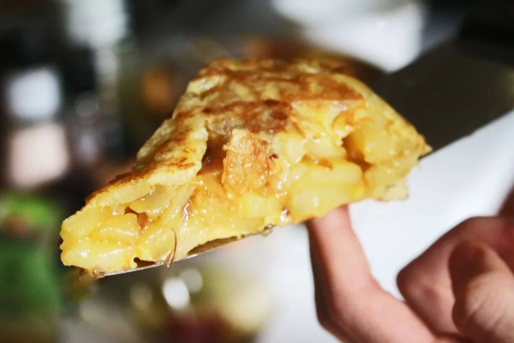 tortilla de patata jugosa y dorada