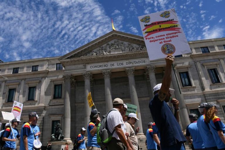 Militares de Tropa y Marinería se concentran frente al Congreso para reclamar mejoras salariales y profesionales
