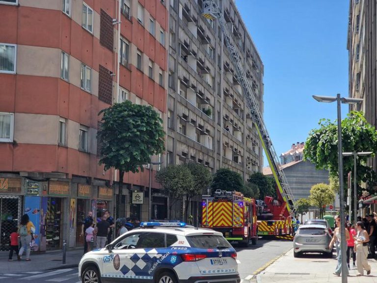 Incendio en Santiago: Desalojadas tres personas sin necesidad de asistencia médica