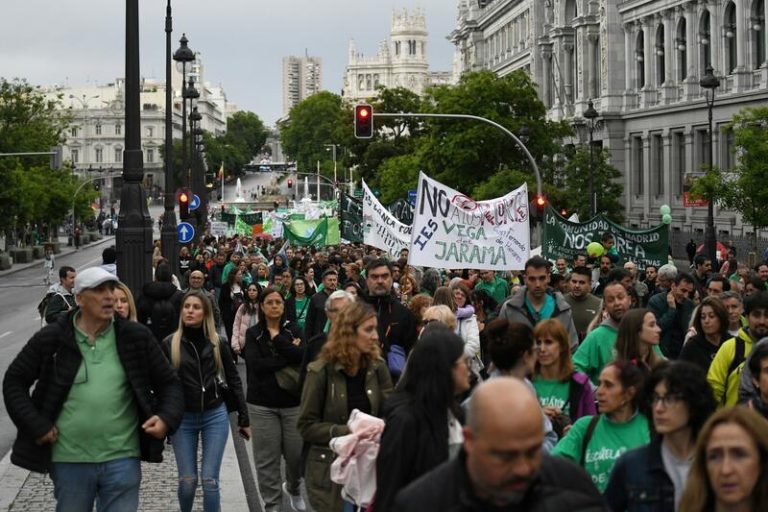 Sindicatos educativos inician nuevas movilizaciones en Madrid con una concentración frente a la Consejería de Educación