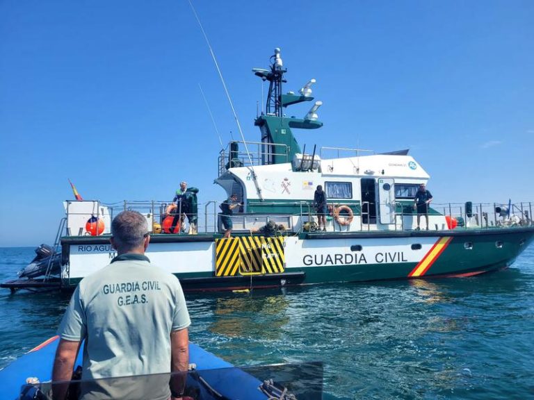 Prosigue tras seis días la búsqueda del pescador aficionado desaparecido el martes en Rota (Cádiz)