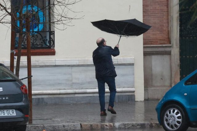 La AEMET activa avisos por lluvias intensas y oleaje en el norte peninsular