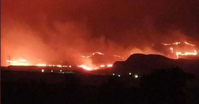 Continúa la lucha contra el incendio forestal en Níjar (Almería)