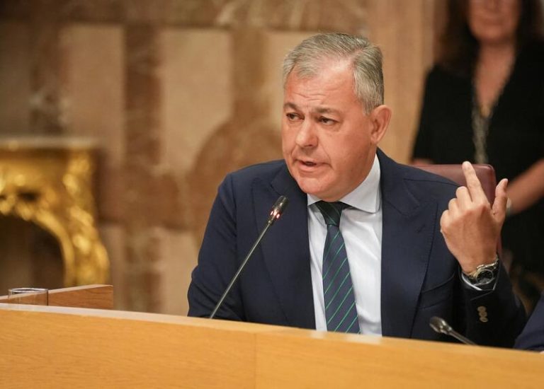 Crisis de confianza en el Ayuntamiento de Sevilla: El alcalde de Sevilla no consigue aprobar presupuestos