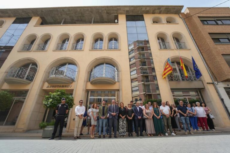 Benaguasil y Llíria (Valencia) se vuelcan en homenajes tras el asesinato de una mujer y su hijo