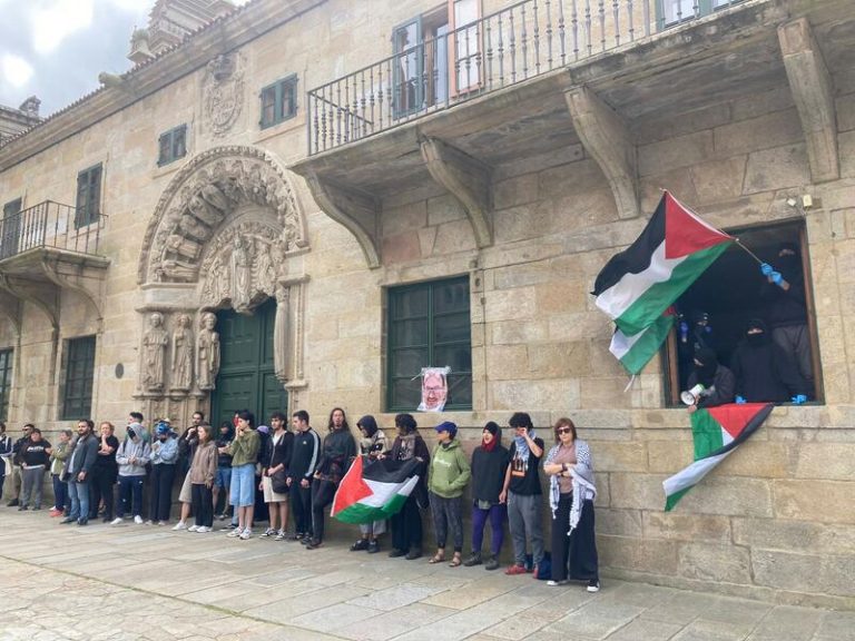 Estudiantes de la 'acampada pro Palestina' siguen encerrados en el rectorado de la USC