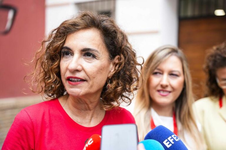 Montero urge al PP a respaldar el aumento salarial de los funcionarios